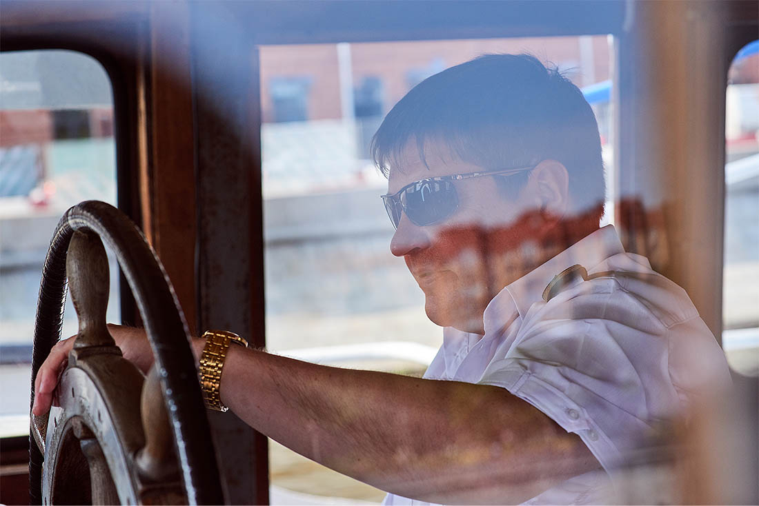 Здравствуйте! Меня зовут Виктор Кирьянов, я капитан на прогулочном корабле. На капитана я учился сначала в техникуме, а затем продолжил образование в МГАВТ (Московская государственная академия водного транспорта). Причем после техникума я уже работал в командной должности. А перед этим был и юнгой и матросом. Желание стать капитаном появилось в Клубе юных моряков, речников и полярников, в который родители отправили меня в восьмидесятых. Спасибо им!