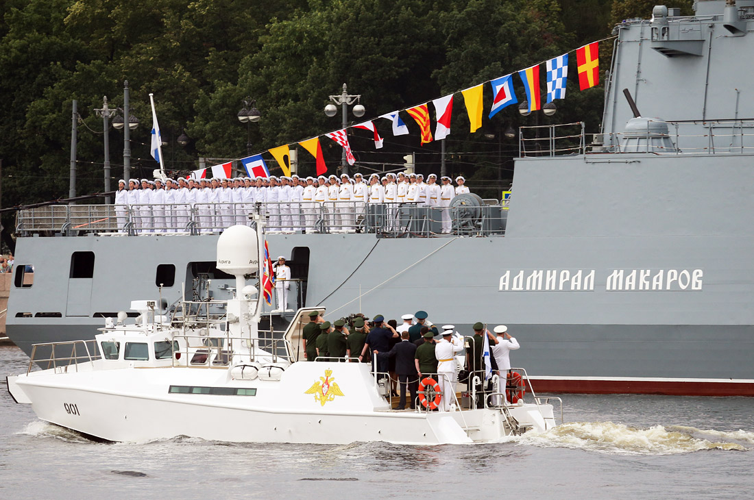 В парадной линии на рейде Невы в репетиции принимают участие установленные на швартовых бочках фрегат "Адмирал Макаров", корвет "Стойкий", подводная лодка "Дмитров"