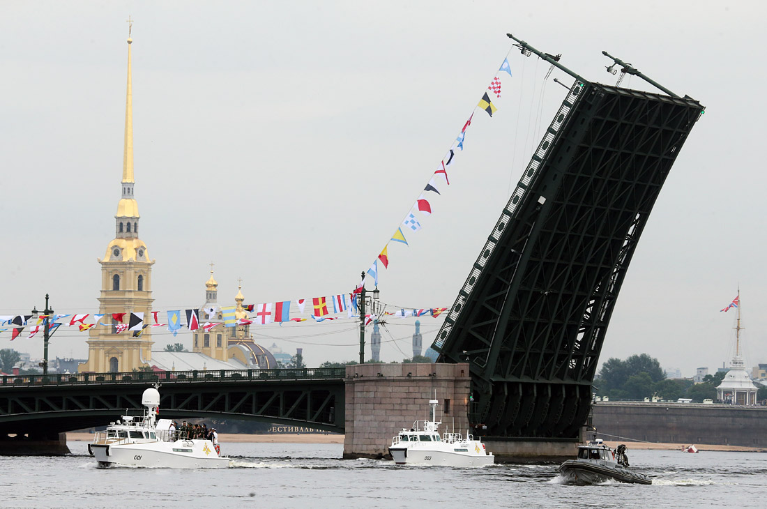 В связи с проведением репетиции парада днем в пятницу развели сразу четыре моста в центре города: Благовещенский, Дворцовый, Троицкий и Литейный