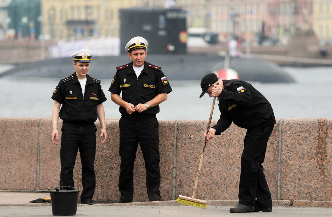 Власти Петербурга попросили жителей не пользоваться личными автомобилями в пятницу