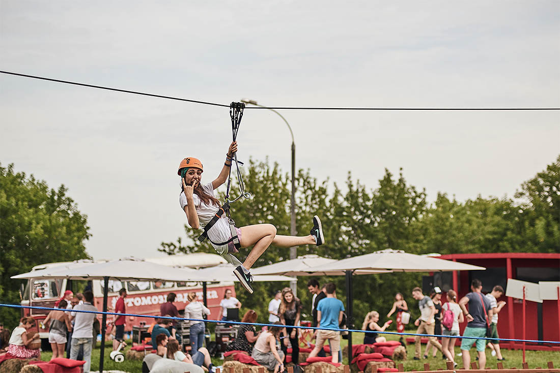 Впрочем, телефон здесь не был единственным средством от скуки