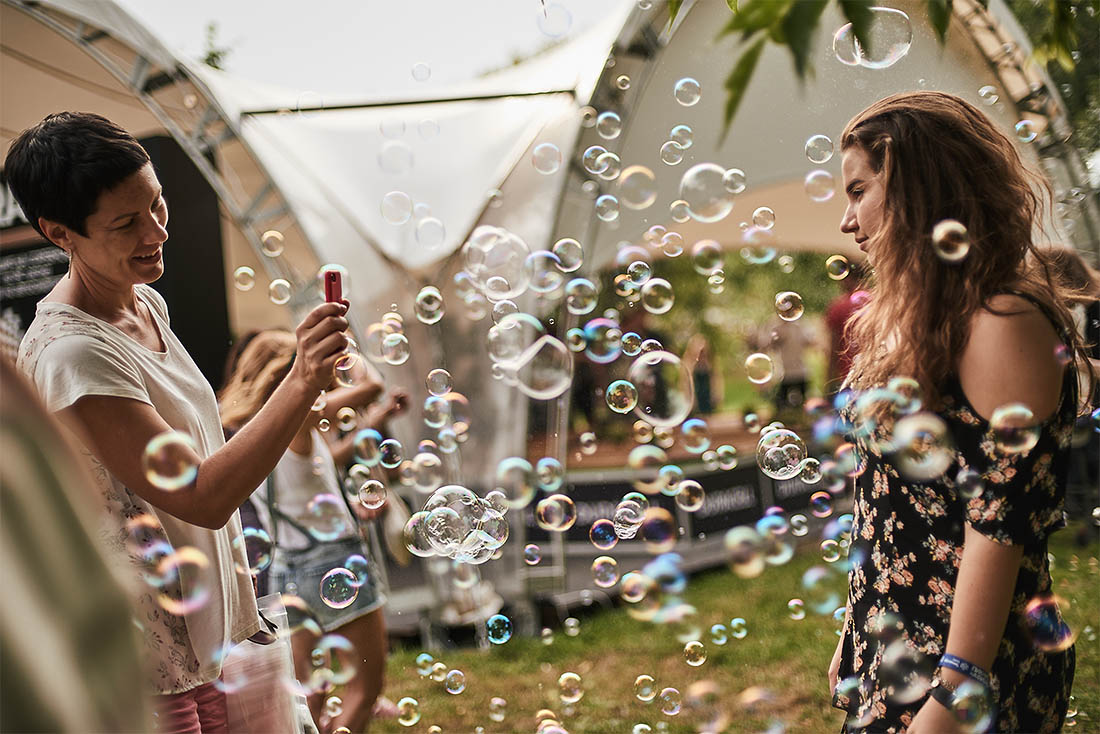 Традиционно организаторы неплохо позаботились о том, чтобы посетителям не приходилось скучать в перерывах между выступлениями музыкантов