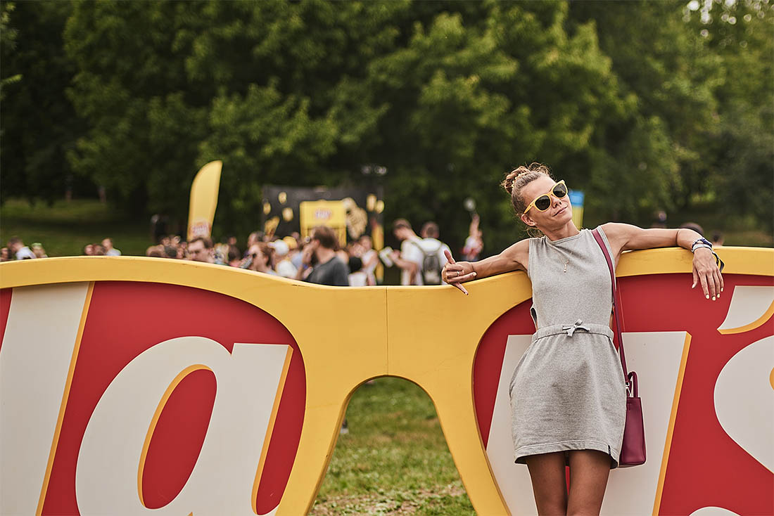 Как всегда на пространстве Пикника был развернут маркет, где можно было купить книги, сувениры, жвачку, одежду, сделать прическу…