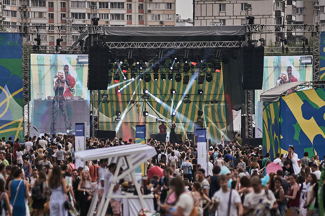 На сценах фестиваля, которых было три, выступили российские и зарубежные музыканты