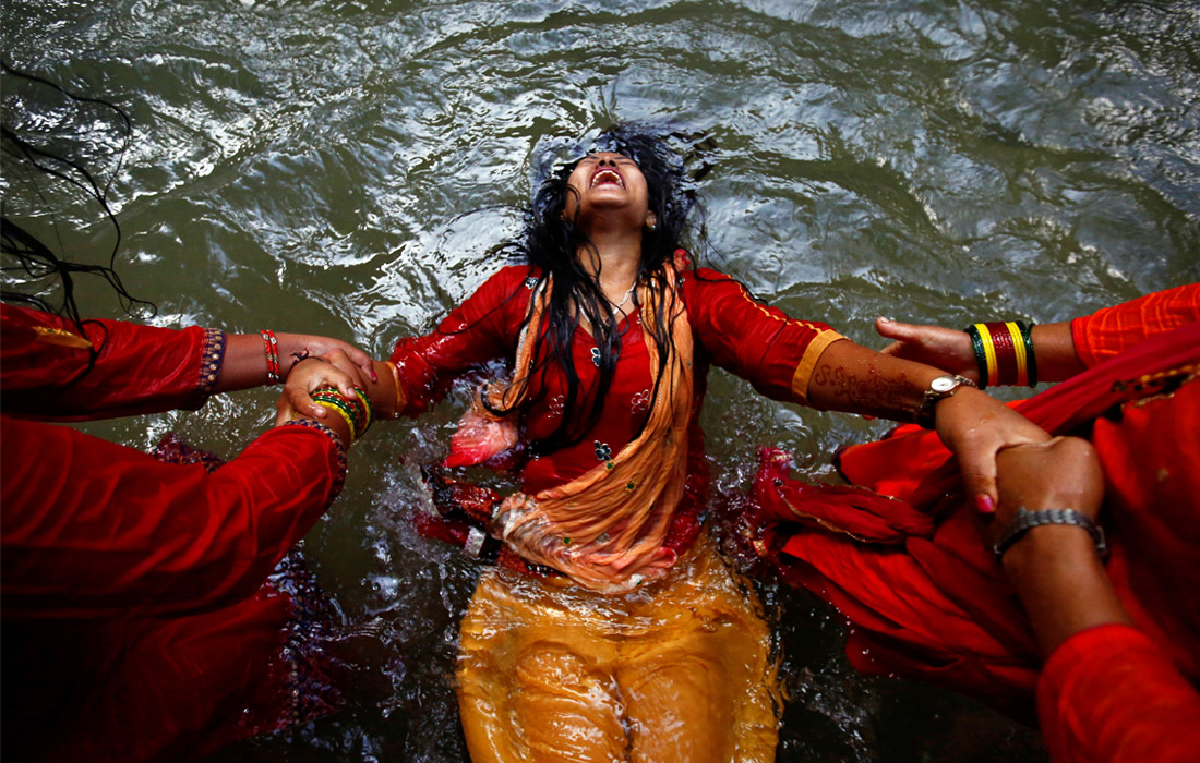 Ежегодно индуисты Непала совершают религиозный ход протяженностью около 15 км к храму Пашупатинатх, чтобы совершить омовение в реке Багмати, набрать святой воды и вознести молитвы богу Шиве