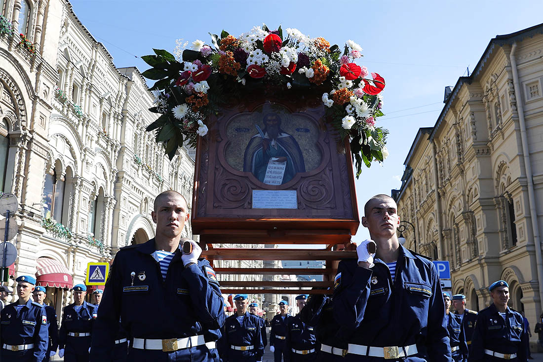 Военнослужащие во время крестного хода от храма Пророка Божия Илии до Красной площади в рамках празднования Дня Воздушно-десантных войск РФ