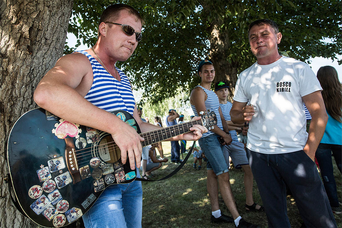 Десантники во время празднования Дня Воздушно-десантных войск РФ на территории войсковой части 242-го учебного центра ВДВ в Омске