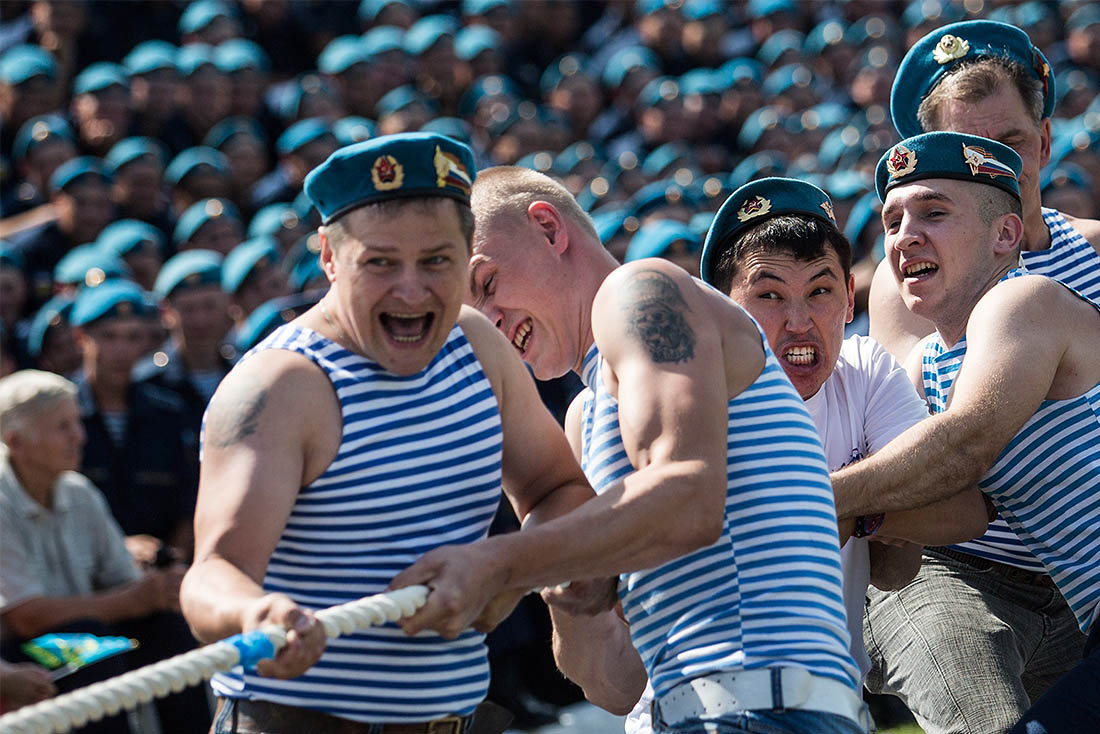 Десантники во время празднования Дня Воздушно-десантных войск РФ на территории войсковой части 242-го учебного центра ВДВ
