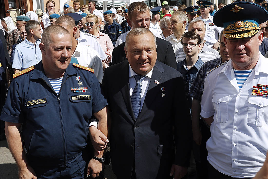 Руководитель управления учебной и воспитательной работы Следственного комитета Российской Федерации полковник юстиции Сергей Петров, председатель комитета Госдумы РФ по обороне Владимир Шаманов и командующий Воздушно-десантными войсками (ВДВ) России Андрей Сердюков (слева направо) во время крестного хода от храма Пророка Божия Илии до Красной площади в рамках празднования Дня Воздушно-десантных войск РФ