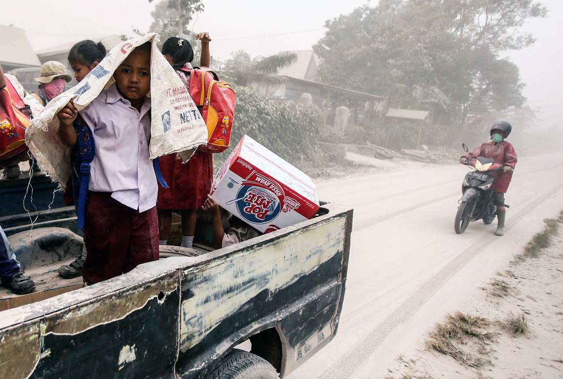 Индонезийский вулкан Синабунг вновь заставил покинуть свои дома жителей округа Каро в провинции Северная Суматра