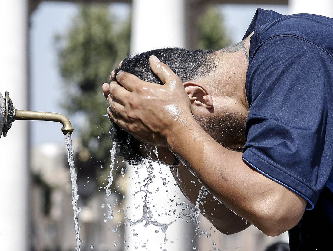 В Италии объявлен "красный" уровень опасности в связи с аномальной жарой. Такие погодные условия установились в 26 городах, включая Рим, Бари, Милан, Флоренцию и остров Сардиния.