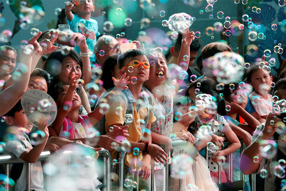 Шоу мыльных пузырей "Бабл ап" японца Шинджи Омаки продолжает радовать гостей и жителей Гонконга. Десять тысяч мыльных пузырей ежеминутно отправляются в полет во время шоу.