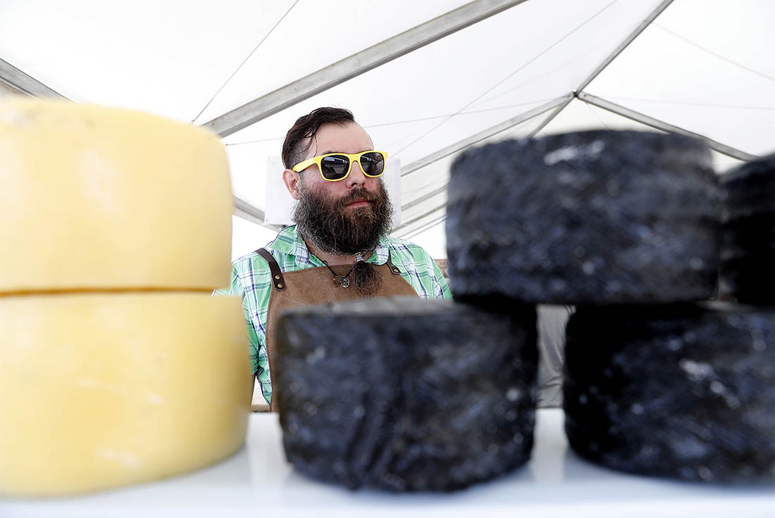 Сырный фестиваль "Три года санкциям" проходит в деревне Дубровское Истринского района Подмосковья