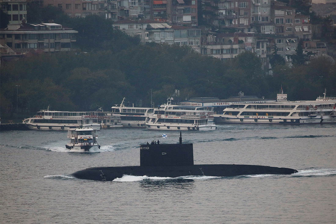 Дизель-электрическая подлодка "Краснодар" проследовала через Босфор в Черное море
