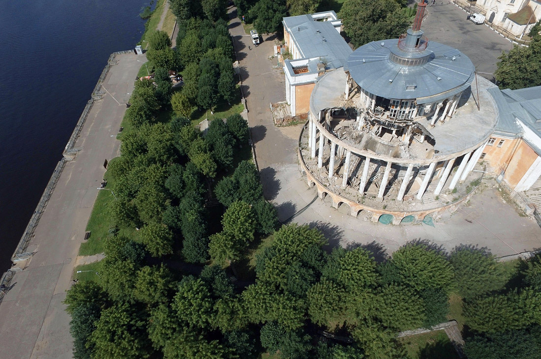 В ночь на вторник в Твери обрушилась часть здания речного вокзала, которое является памятником архитектуры регионального значения. Здание в стиле сталинского неоклассицизма было построено в 1938 году близ впадения Тверцы в Волгу на месте разрушенного Отроч монастыря. Вокзал работал по назначению до начала 2000-х годов. В 2011 году здесь на некоторое время был открыт музей современного искусства, обсуждались планы масштабной реконструкции здания, однако помимо восстановления шпиля работы проведены не были. В последние годы здание не эксплуатировалось. Благодаря своей оригинальной архитектуре и расположению оно привлекало туристов и часто становилось местом фотосессий.