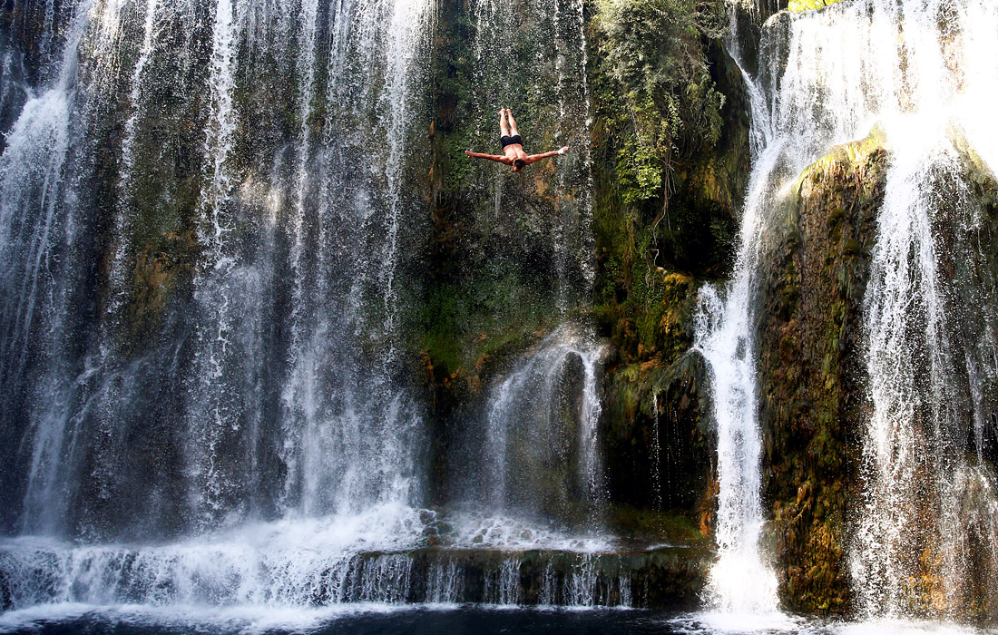 Участник международных соревнований по прыжкам с водопада в Яйце. Босния и Герцеговина.