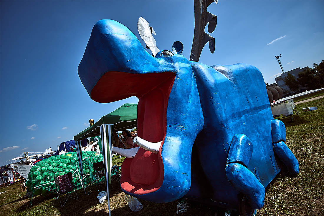 В Москве в пятый раз прошли соревнования  очень странных летательных аппаратов и их пилотов, вызвавшихся обмануть гравитацию. Да, тот что на фото тоже полетел.