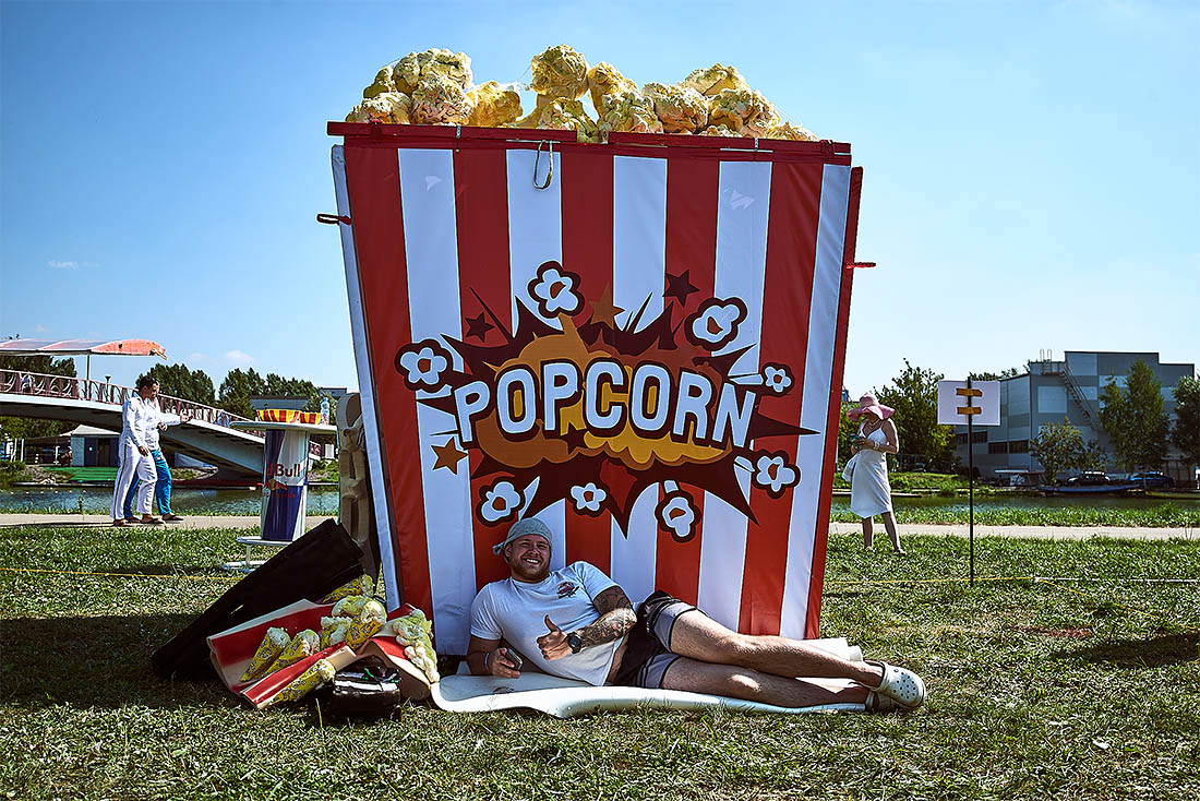 Red Bull Flugtag (Flugtag - День полетов, в переводе с немецкого) впервые состоялся в Вене в 1991 году. Придумал соревнование владелец компании Red Bull Дитрих Матешиц. С тех пор соревнование получило общемировую известность.