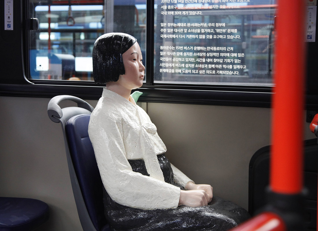 В некоторых сеульских автобусах установили статуи, символизирующие женщин, принуждаемых японскими военными к проституции во время Второй мировой войны. В рамках акции памяти они будут курсировать по корейской столице до 30 сентября.