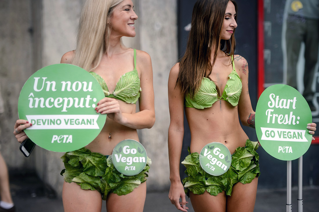 Активистки организации PETA провели акцию в поддержку вегетарианства Бухаресте