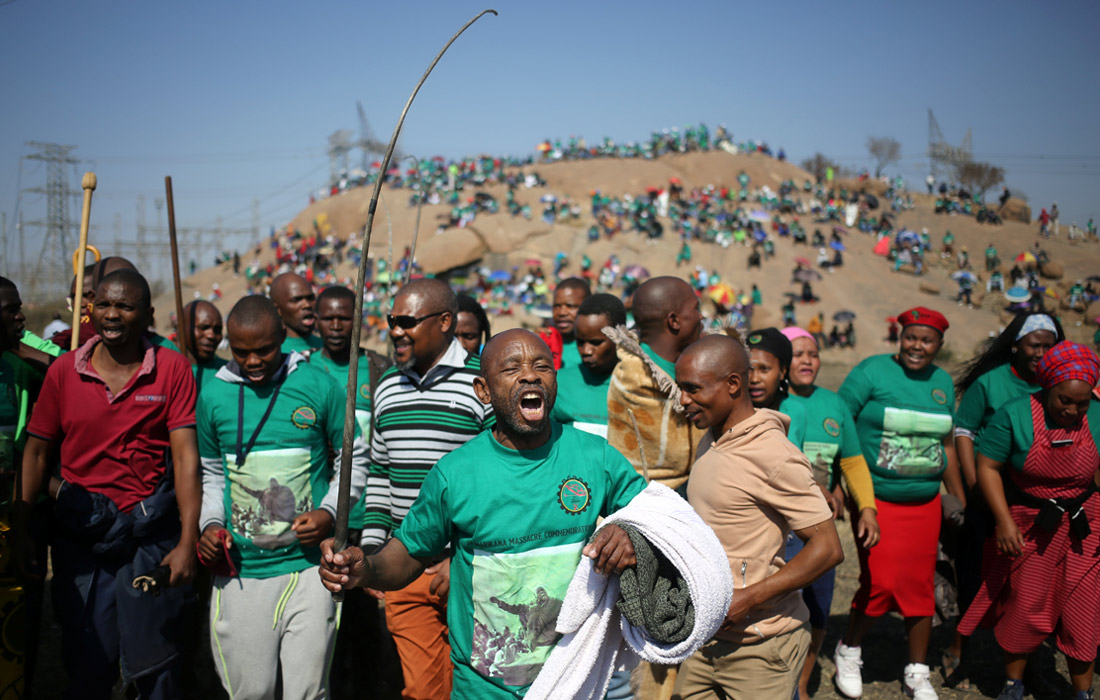 В ЮАР родственники и коллеги погибших горняков собрались на холме в знак памяти и протеста. 5 лет назад полицейские расстреляли 34 шахтеров после их продолжительной забастовки, в ходе которой они требовали достойной оплаты труда.