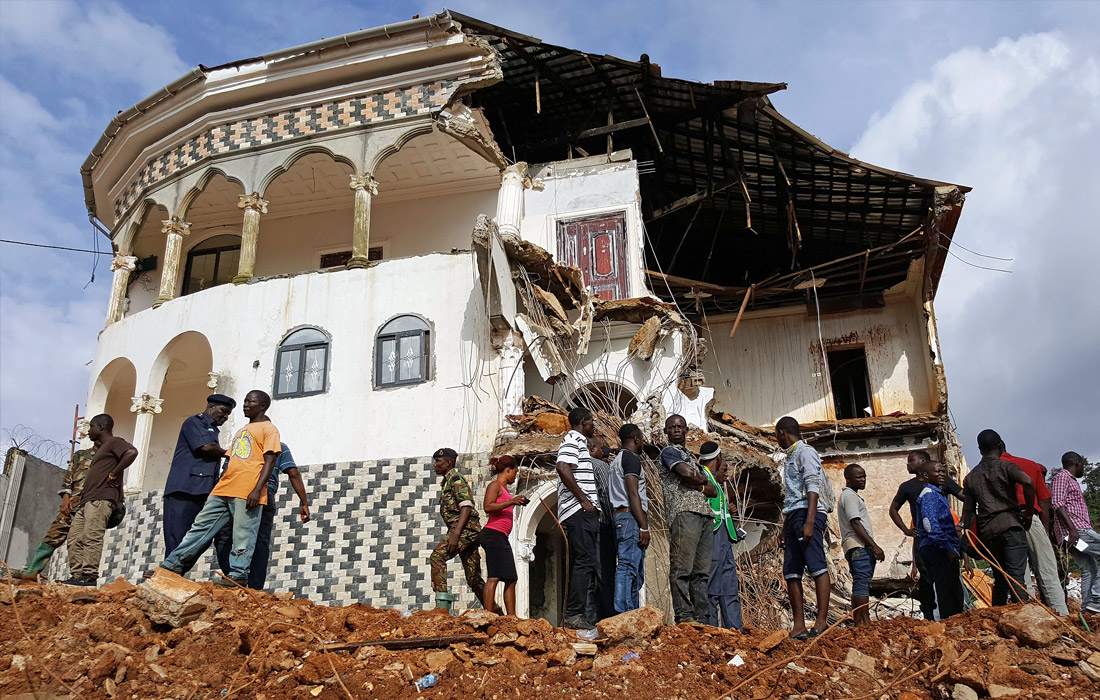 Более 600 человек считаются пропавшими без вести в результате схода оползня в пригороде столицы Сьерра-Леоне. 14 августа в результате вызванного продолжительными ливнями наводнения, а также масштабного оползня в городе Фритауна погибли более 300 и остались без крова около двух тысяч человек.