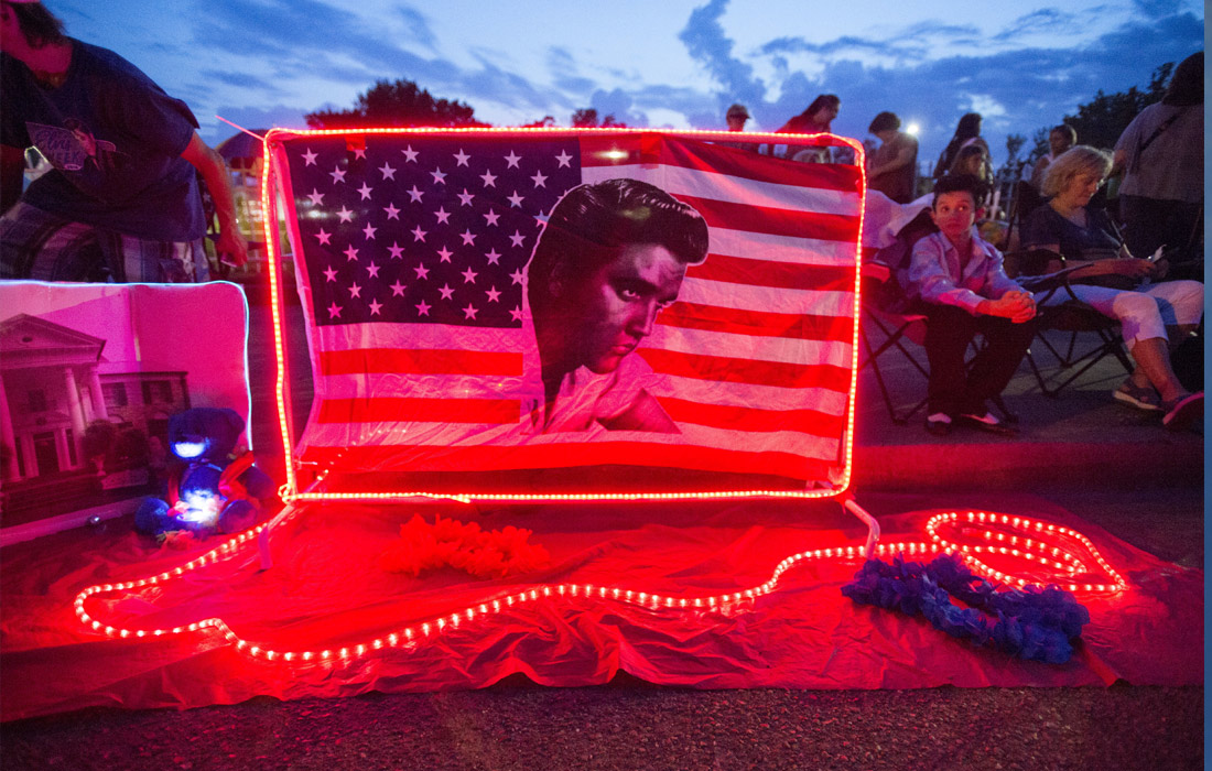 Поклонники Элвиса Пресли собрались у его поместья Грейсленд в Мемфисе, чтобы почтить память легендарного певца в 40-ю годовщину со дня его смерти
