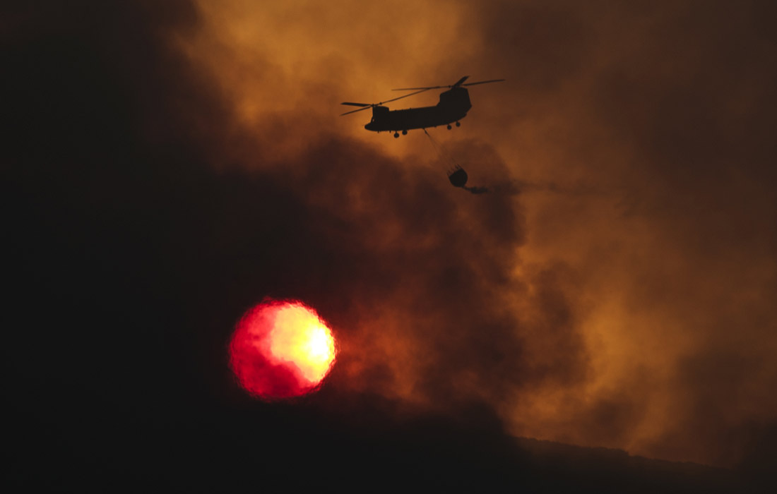 В Греции продолжается борьба с лесными пожарами, которые бушуют в стране с начала августа. Тысячи людей были эвакуированы из своих домов. В ряде регионов страны из-за возгораний введен режим чрезвычайной ситуации.