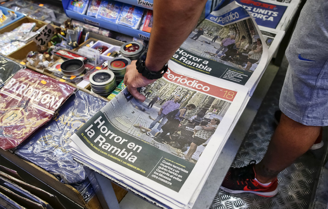Первые полосы утренних газет Барселоны, посвященные страшной трагедии