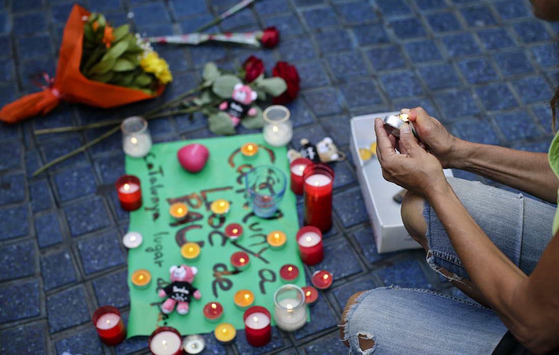 Импровизированный мемориал в память о погибших на улице Рамбла