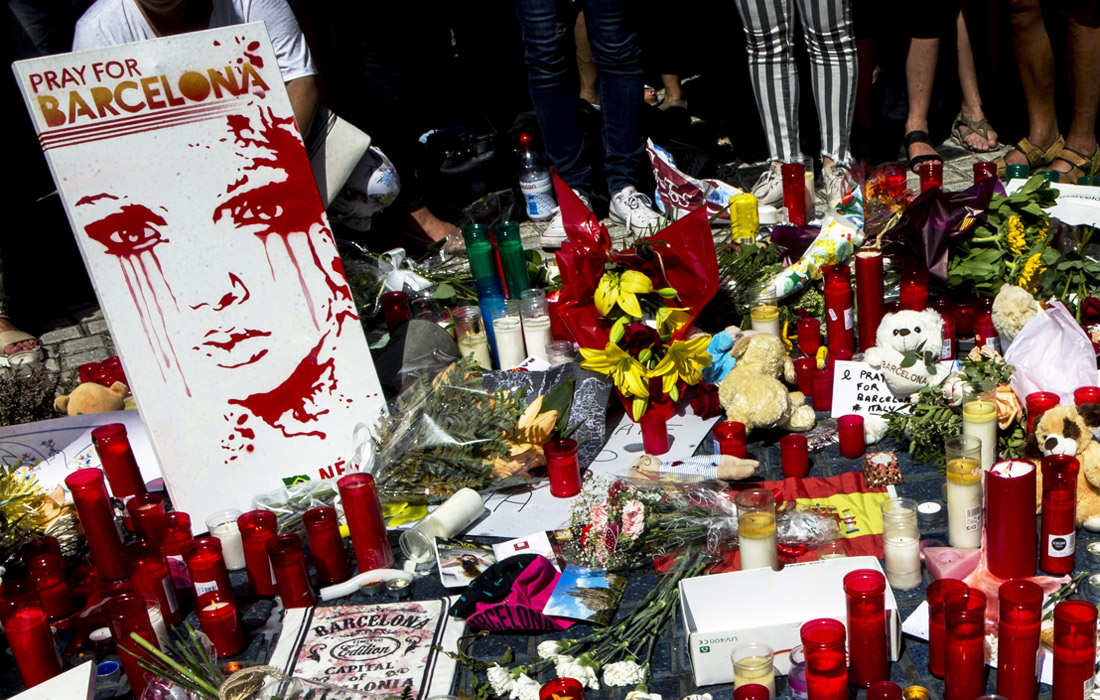 Жители Барселоны приносят цветы и свечи на улицу Рамбла, чтобы почтить память погибших в результате теракта. В четверг в центре Барселоны фургон въехал в толпу пешеходов. В результате погибли не менее 13 человек, более 100 получили ранения.  Ответственность за нападение взяла на себя группировка "Исламское государство" (запрещена в России).