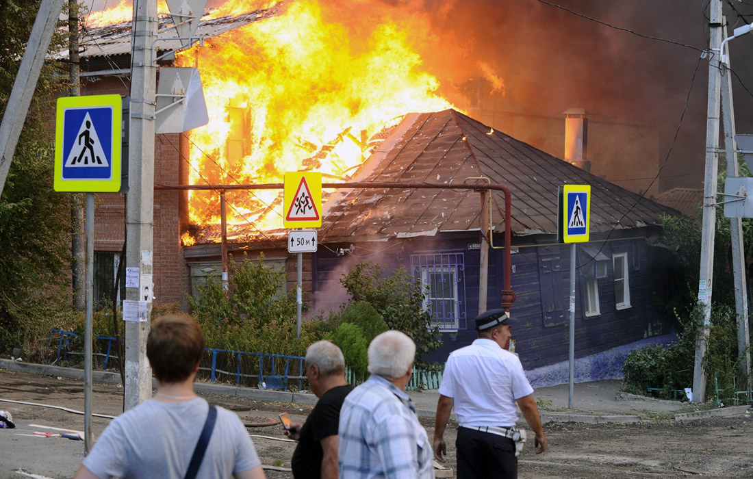 В центре Ростова-на-Дону произошел крупный пожар. К 18:00 огонь охватил около 10 тысяч кв. метров в районе Театральный спуск, загорелось около 25 жилых домов. Спасатели эвакуировали более 500 человек. В тушении пожара принимают участие более 400 человек и более 200 единиц техники, задействовано шесть вертолетов.
