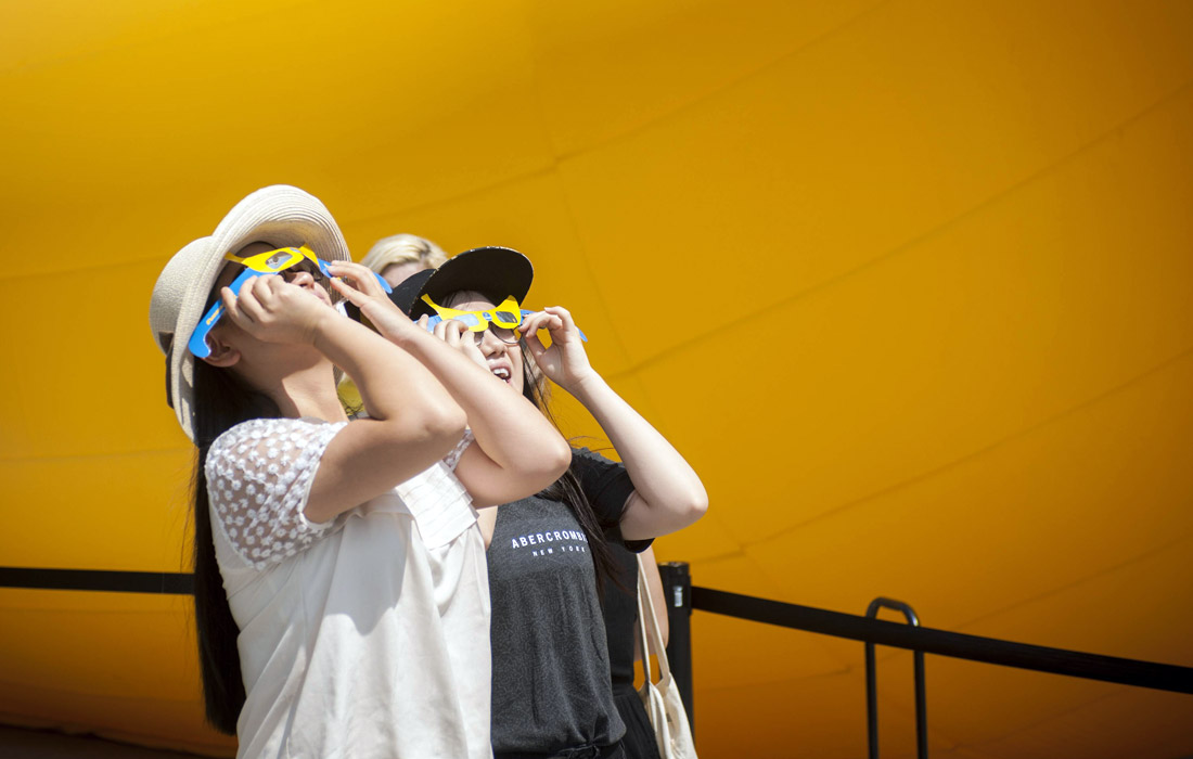 Жители США готовятся встретить полное солнечное затмение, которое впервые с 1918 года охватит все континентальные штаты Америки. Оно начнется в 19:47 мск в Тихом океане к северу от Гавайских островов, а закончится около 23:00 мск в Атлантическом океане. Длительность максимальной фазы затмения составит 2 минуты 40 секунд.