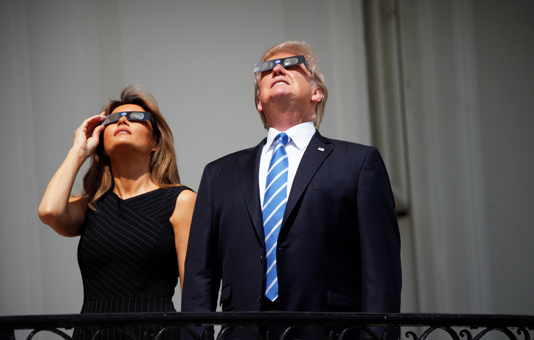 Президент США Дональд Трамп и первая леди Мелания Трамп наблюдали за затмением с балкона Белого дома. К президентской чете присоединились другие высокопоставленные представители американской администрации.