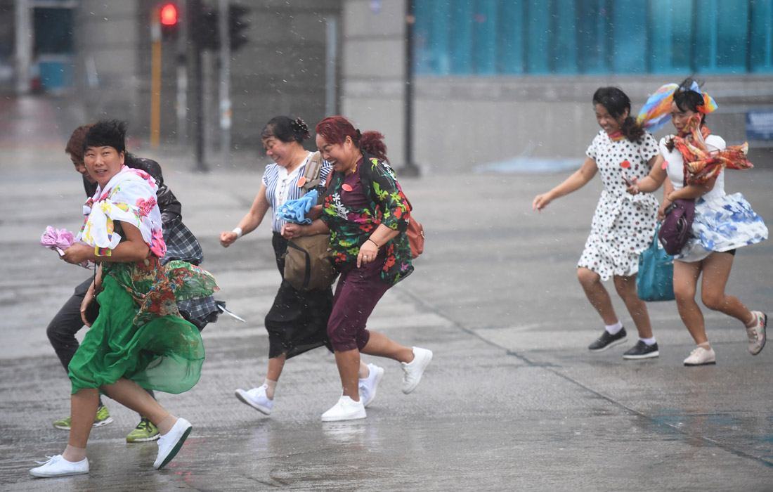 Мощный тайфун обрушился на юг Китая и Гонконг. Максимальная скорость ветра в эпицентре тайфуна достигала 155 км/ч. В Гонконге порывы ветра повалили деревья, улицы города оказались частично затоплены. В результате многие общественные учреждения, компании и учебные заведения оказались закрыты, также отменены около 400 авиарейсов и прервано транспортное движение и сообщение с Макао и близлежащими островами.
