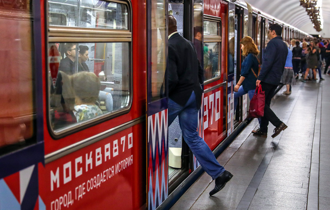 В столичном метро ко Дню города запустили тематический поезд "Москва-870". Состав будет курсировать по Кольцевой линии. Вагоны поезда украсили портретами знаменитых ученых, изобретателей, врачей, спортсменов, деятелей культуры и искусства, жизнь и судьба которых была связана со столицей. Праздничные мероприятия, посвященные 870-летию столицы, пройдут с 1 по 10 сентября.
