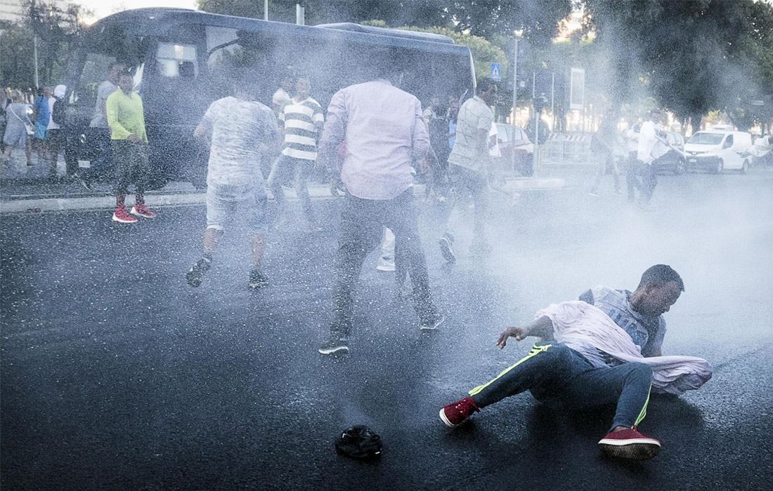В центре Рима произошли столкновения мигрантов с полицией. Протестующие выступали против операции по зачистке одного из городских домов от 800 мигрантов, которые с 2013 года незаконно в нем проживали. В ходе столкновений мигранты бросали в стражей порядка камни, бутылки и газовые баллоны. В ответ полицейские применяли водяные пушки.