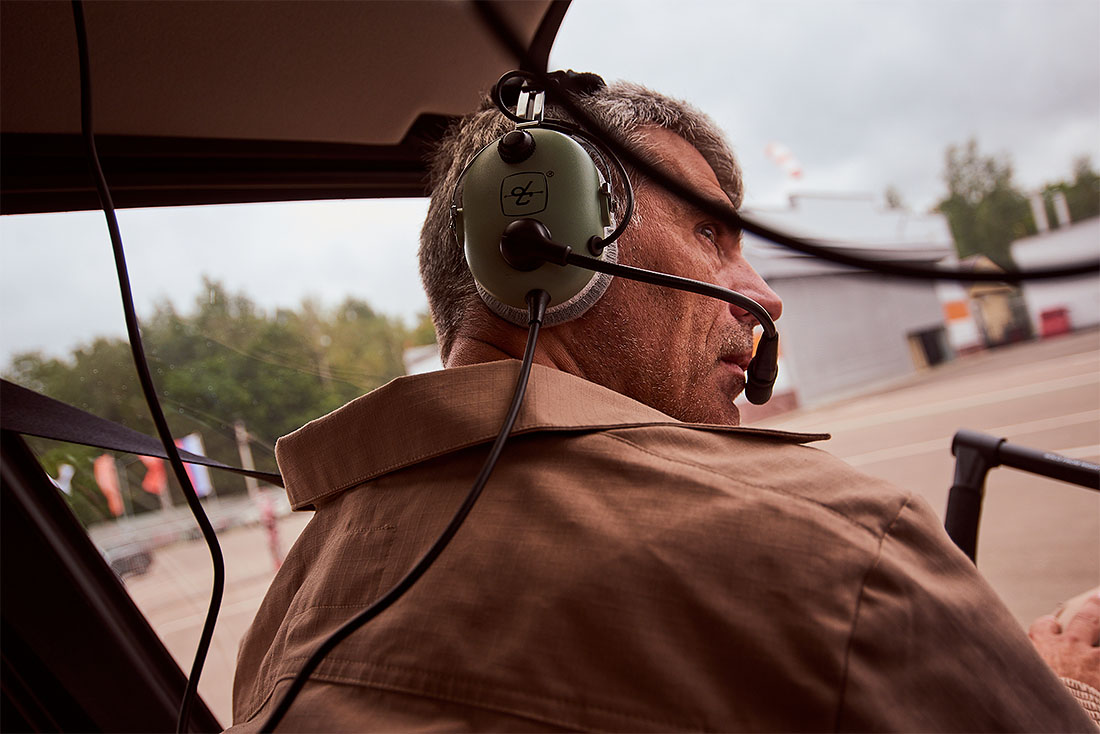 Вертолету не нужна взлетная полоса или какая-то специально оборудованная территория для взлета и посадки. Аэропорт не нужен. Он в этом плане свободнее самолета. А вместе с ним свободен и его пилот и пассажиры. Ведь этот транспорт может доставить вас туда, куда не может проехать автомобиль или даже вездеход. И он может сделать это очень быстро. А еще мы с вертолета разглядываем шишки на елках. Но только сверху. Это одно из упражнений летной программы - облететь верхушку сосны или ели и посчитать все видимые шишки. Вы часто разглядываете сосны сверху?