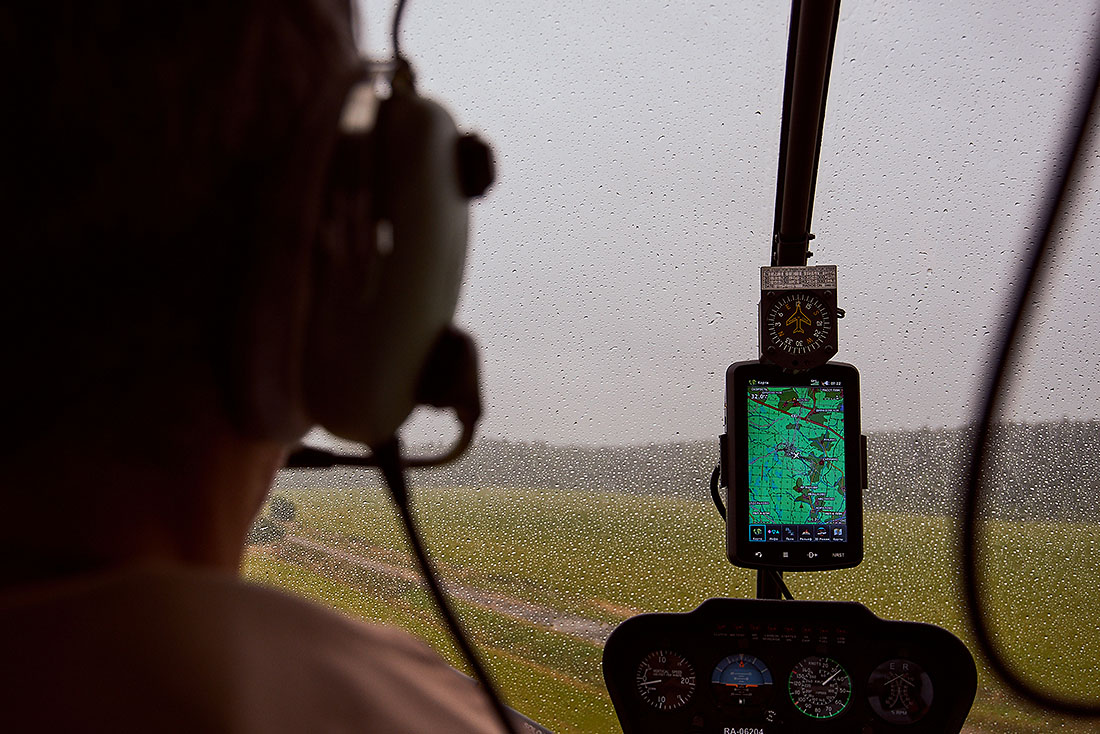 Думаю, каждый человек должен попробовать полетать. Хотя бы с точки зрения понимания, что это такое. Сейчас человек имеет право и возможность ощутить состояние полета. Это очень просто, правда. И мне кажется, если он это не попробует, он зря прожил жизнь. Вообще, вертолет гораздо безопаснее, чем самолет, по одной простой причине: самолет вынужден, хочет этого пилот или не хочет, встречаться с землей, приземляясь на нее на скорости более 100 км/час в среднем, а то и 200 км/час. Вертолет может это сделать с нулевой скоростью.