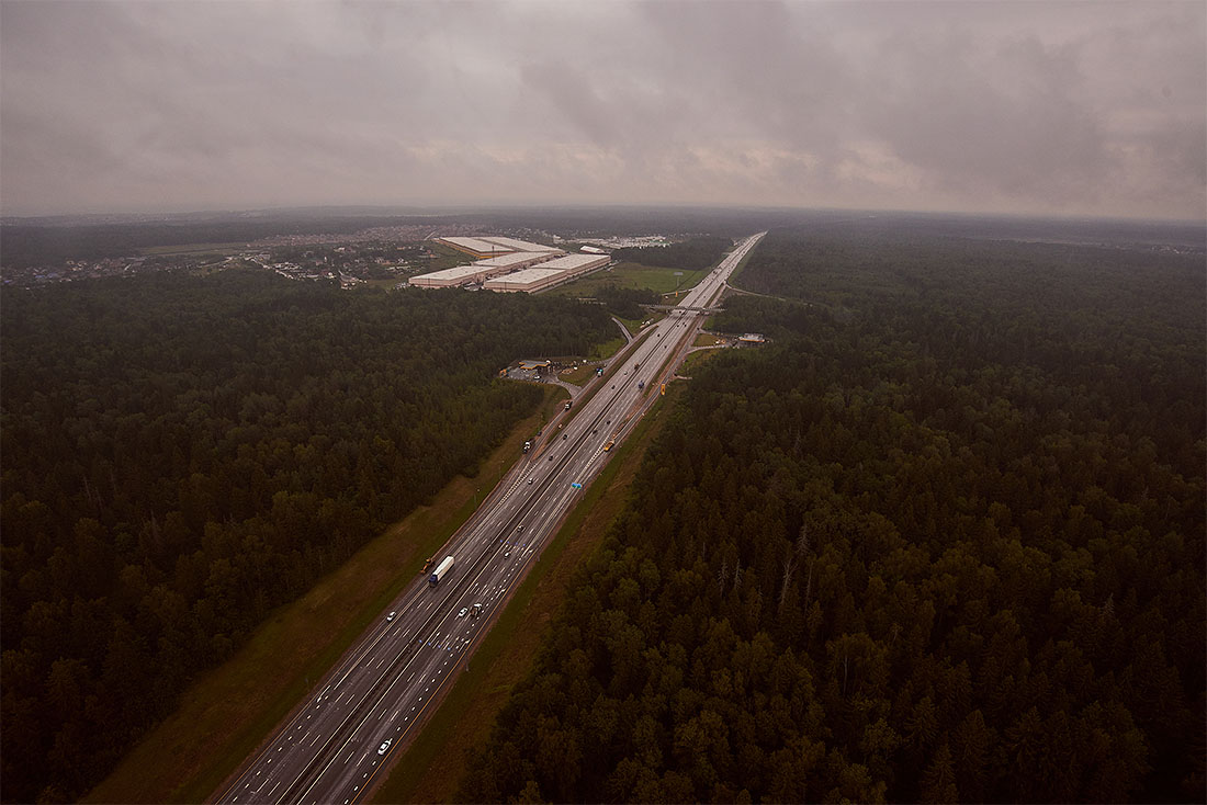 Почему люди хотят летать? У всех свои обстоятельства, свои причины - кто-то банально борется с боязнью высоты, кому-то нужно средство транспорта, кто-то для развлечения, кому-то адреналин некуда девать. Это всегда разные причины. Но мы должны передать им максимум своих знаний и опыта. Научить можно кого угодно, а вот воспитать не каждого, к сожалению. Основная задача все-таки воспитать и привить правильное отношение к нахождению в небе. К культуре полета.