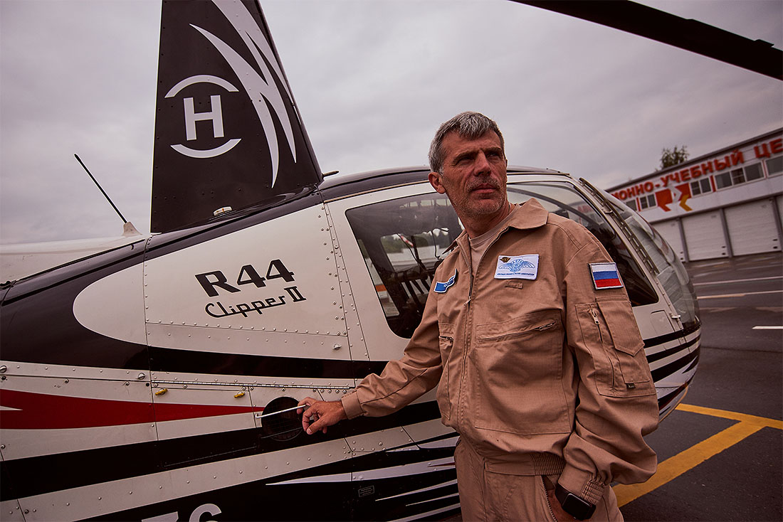 Добрый день! Меня зовут Игорь Рудой. Я пилот вертолета и инструктор. Я занимаюсь обучением, первоначальной подготовкой и переподготовкой пилотов для полетов на вертолетах. С теми, кого я подготовил, я летал в Новую Зеландию, Австралию, весь тихоокеанский регион облетел, Атлантический океан, Европу. Лететь над океаном, кстати дело долгое, но спасают киты и прочие смелые существа, не боящиеся покинуть свою родную среду, чтобы поприветствовать такого же смельчака, но с берега.