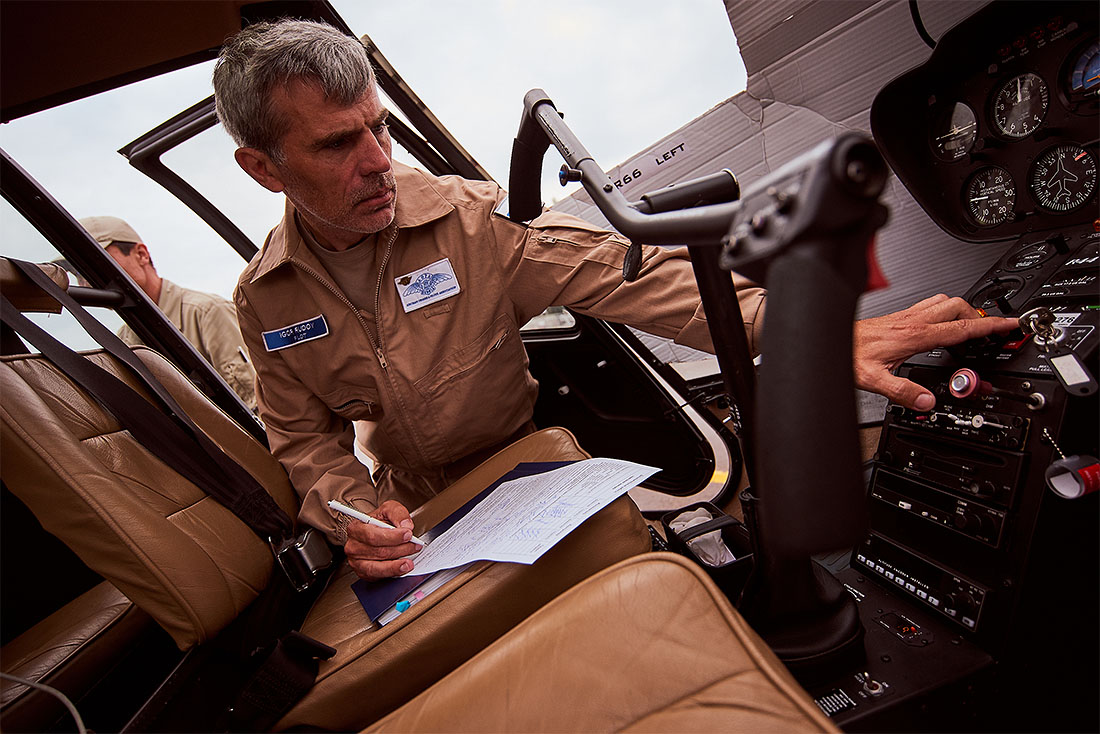 Для меня небо - это просто иная среда обитания: немножко шире, чем у обычных людей, которые ходят или ездят по земле. На самом деле - уже обычная для человека среда, как все остальные. Мы там живем, работаем, мы туда хотим. Мечтаю о том, чтобы пользоваться вертолетом было бы так же просто, как и автомобилем.