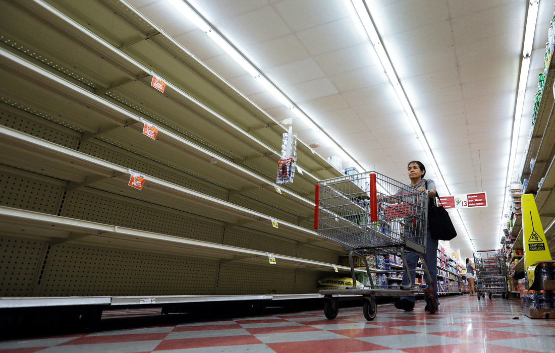 В Техасе готовятся к приближению урагана Харви. Жители опустошают местные магазины, скупая необходимые продукты питания и питьевую воду. В прибрежных округах штата объявлена добровольная и принудительная эвакуация населения. Ожидается, что Харви обрушится на юго-восточное побережье США поздно вечером в пятницу. Ураган принесет с собой чрезвычайно сильные ливни и ветра, с осадками до 90 мм в отдельных районах, что может вызвать наводнения.