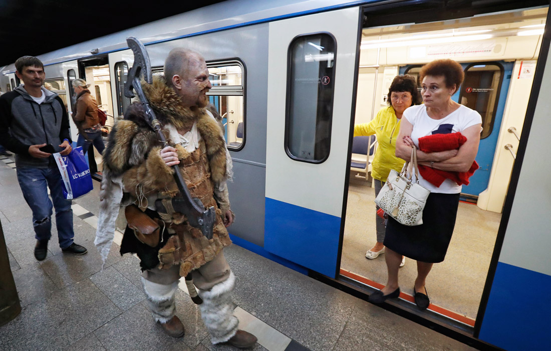 В московское метро спустились персонажи сериала "Игра престолов". В течение двух часов герои знаменитой киносаги катались по столичной подземке и фотографировались с пассажирами. Акция приурочена к окончанию седьмого сезона знаменитого сериала.
