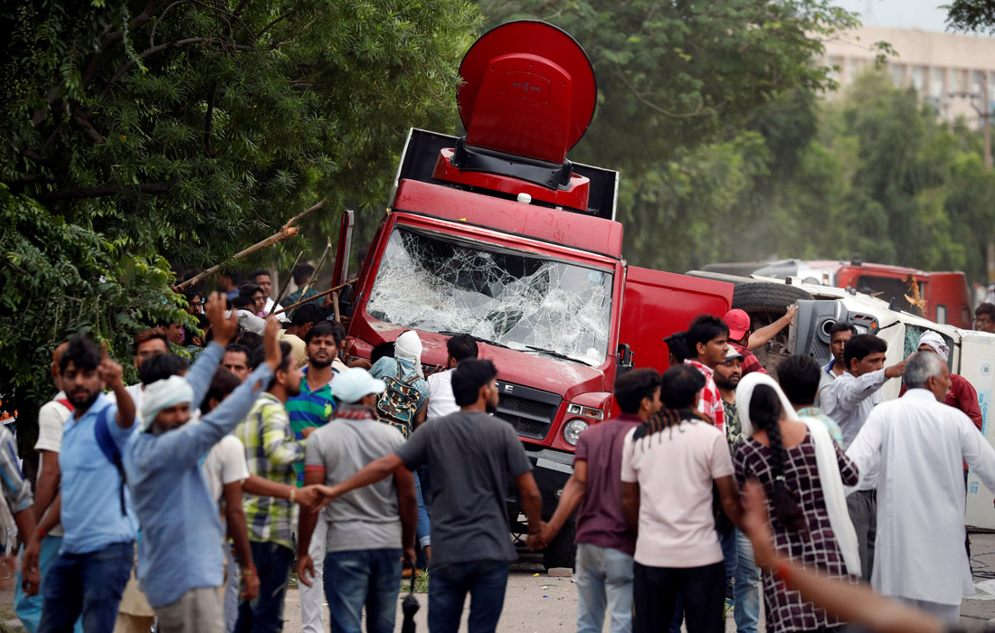 В Индии тысячи человек вышли на улицу в знак протеста против приговора местному гуру Гурмиту Раму Рахиму. Суд признал его виновным в изнасиловании двух последовательниц его учения, входивших в его религиозную секту Дера Сача Сауда. Сторонники гуру вышли на улицы в штатах Пенджаб и Харияна, они забрасывали камнями здания госучреждений, нападали на журналистов и полицию, поджигали автобусы и поезда. В ходе столкновений погибли по меньшей мере 25 человек.