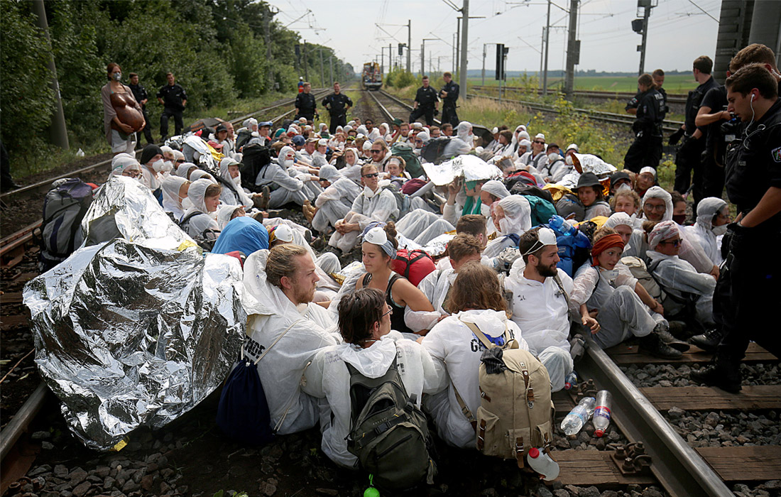 В немецком Гревенброхе прошла акция протеста экологических активистов против добычи бурого угля. Участники акции заблокировали железную дорогу, ведущую к угольным предприятиям.