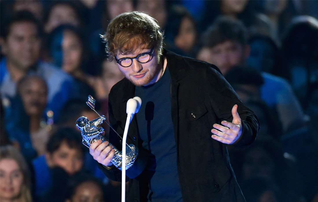 Певец Эд  Ширан принимает награду в категории "Лучший исполнитель года"