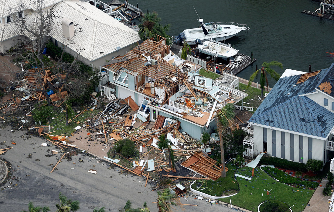 Власти оценивают степень ущерба, нанесенного ураганом. Повреждено множество зданий, подтоплены улицы.