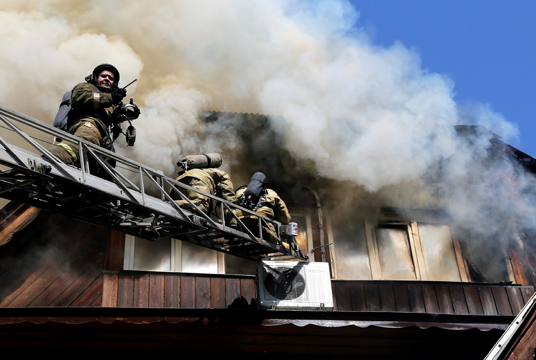 Пожар в частном пансионате для престарелых в Красноярске унес жизни троих человек. По предварительной версии, огонь, охвативший 250 кв. м. площади дома перекинулся со строения, примыкавшего к ограждению. Сотрудники МЧС эвакуировали 34 человека, которых временно разместят в соцучреждениях города.