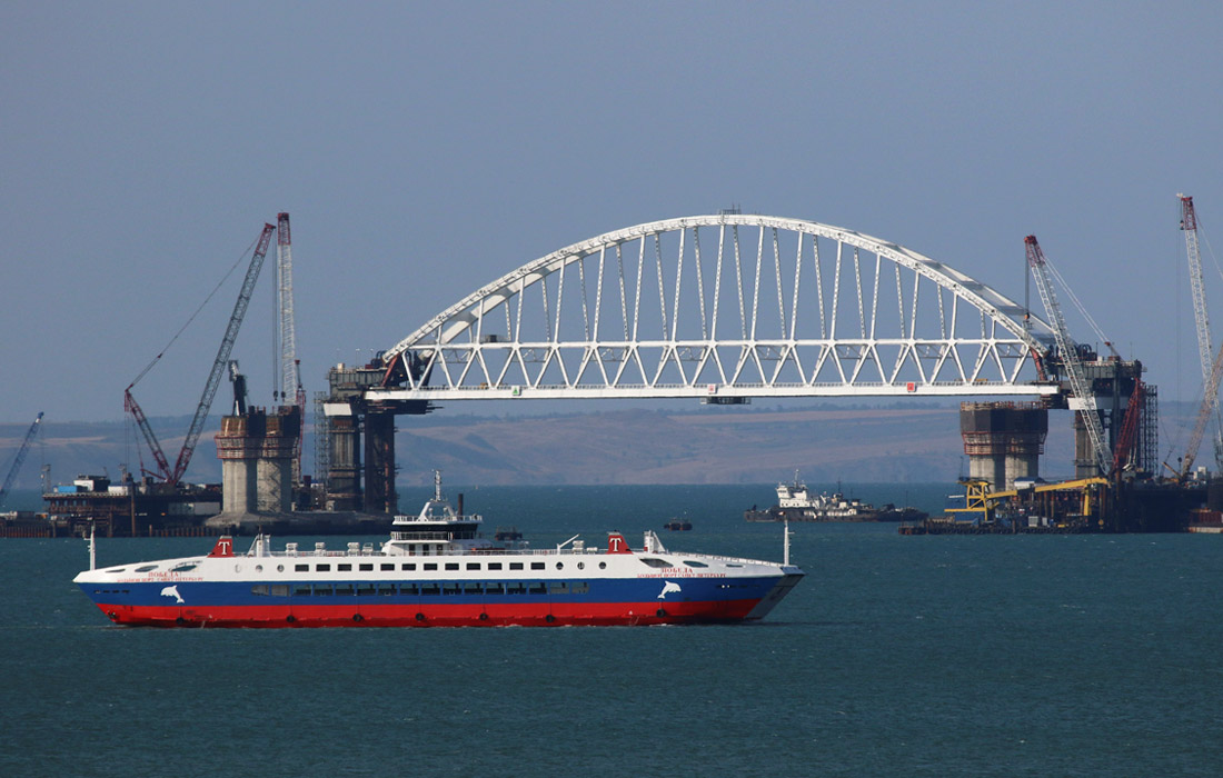 В Керченском проливе строители подняли железнодорожную арку крымского моста весом в 6 тыс. тонн на фарватерные опоры. Процесс подъема занял около 12 часов. Два арочных пролетных строения - железнодорожное и автодорожное - самые большие элементы моста. Они обеспечат пропуск судов через свободное пространство шириной 185 метров и высотой 35 метров от воды. Керченский мост соединит полуостров Крым с материковой частью РФ. Движение машин по мосту откроется в декабре 2018 года, поездов - в декабре 2019 года.